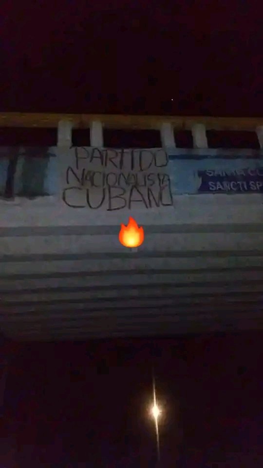 CubaGlobal2024's tweet photo. 🚨Integrantes del partido nacionalista cubano pinta cartel en una autopista y envía mensaje a la dictadura castrocomunista #Cuba 

"Le dejamos saber al régimen que nuestra presencia en Cuba  es inevitable  !!! https://t.co/XQ9VZFCyGX
