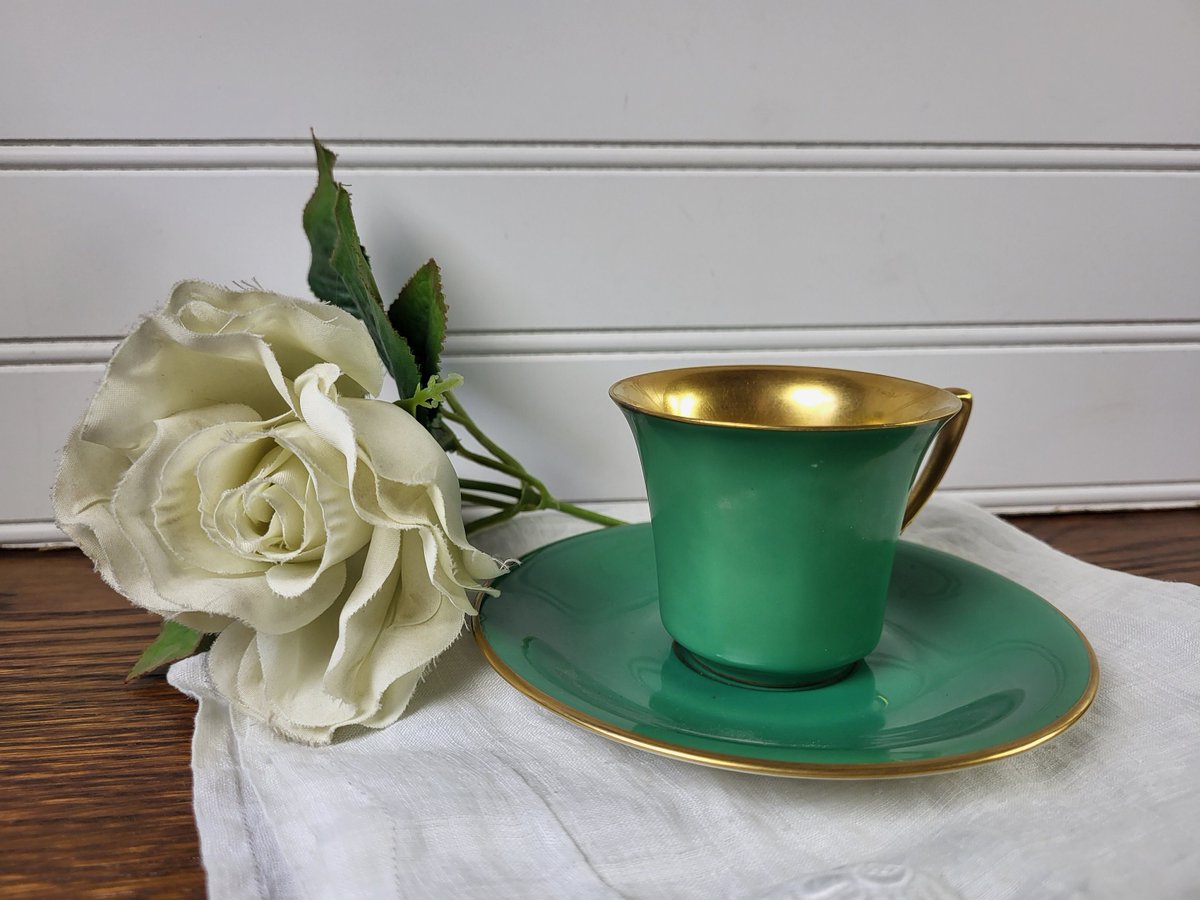 skimperscamp's tweet photo. Excited to share the latest addition to my #etsy shop: Lovely Green and Gold Porcelain Tea Cup and Saucer, c. 1925-1941 https://t.co/joof73wlBJ #green #gold #barvaria #greenandgold #teacupandsaucer #rosenthal #giftforher #giftformom #christmasgift https://t.co/PplkCwrZHj