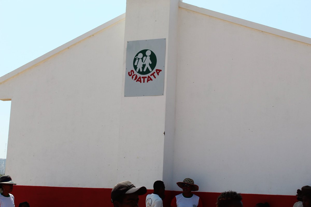 tiaraybebera's tweet photo. Une Malagasy vivant en France, originaire de l'Androy a créé l'association #Soatata et a pu réunir des fonds pour construire une belle école dans son village natal à #Lavanono dans le Sud de Madagascar. https://t.co/jha2YaXe21