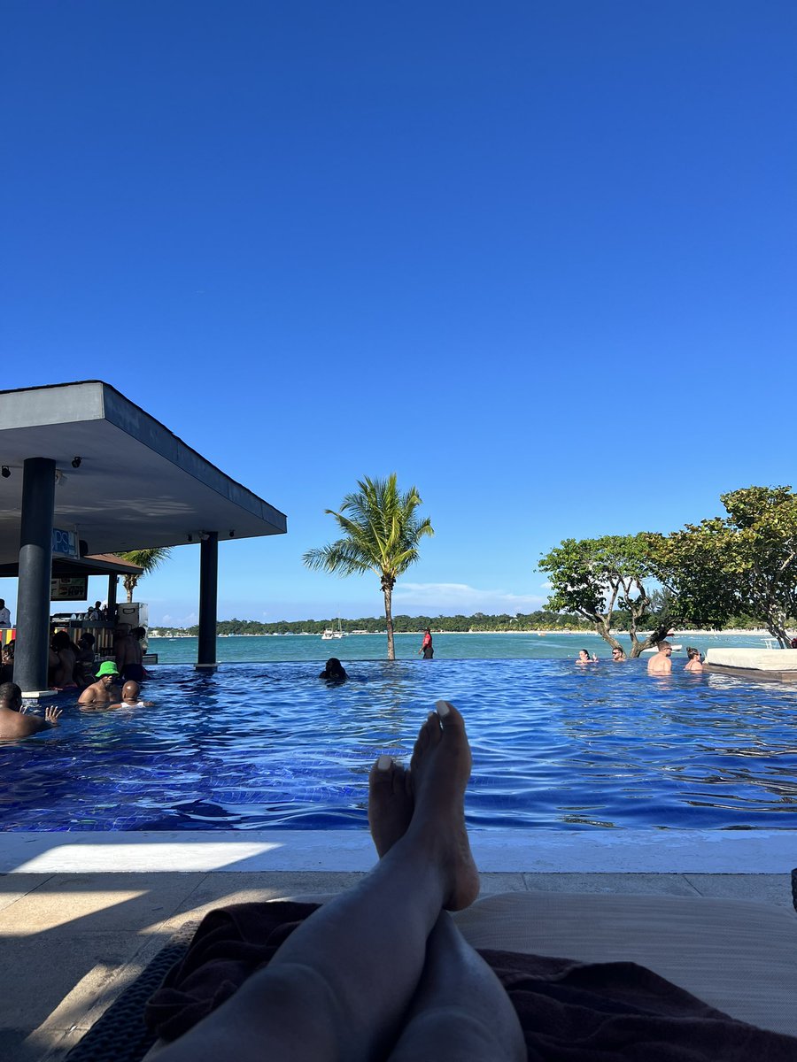 fabflyfancy's tweet photo. Currently aligned with rest and relaxation! #Jamaica https://t.co/Cdm2xjxtqv