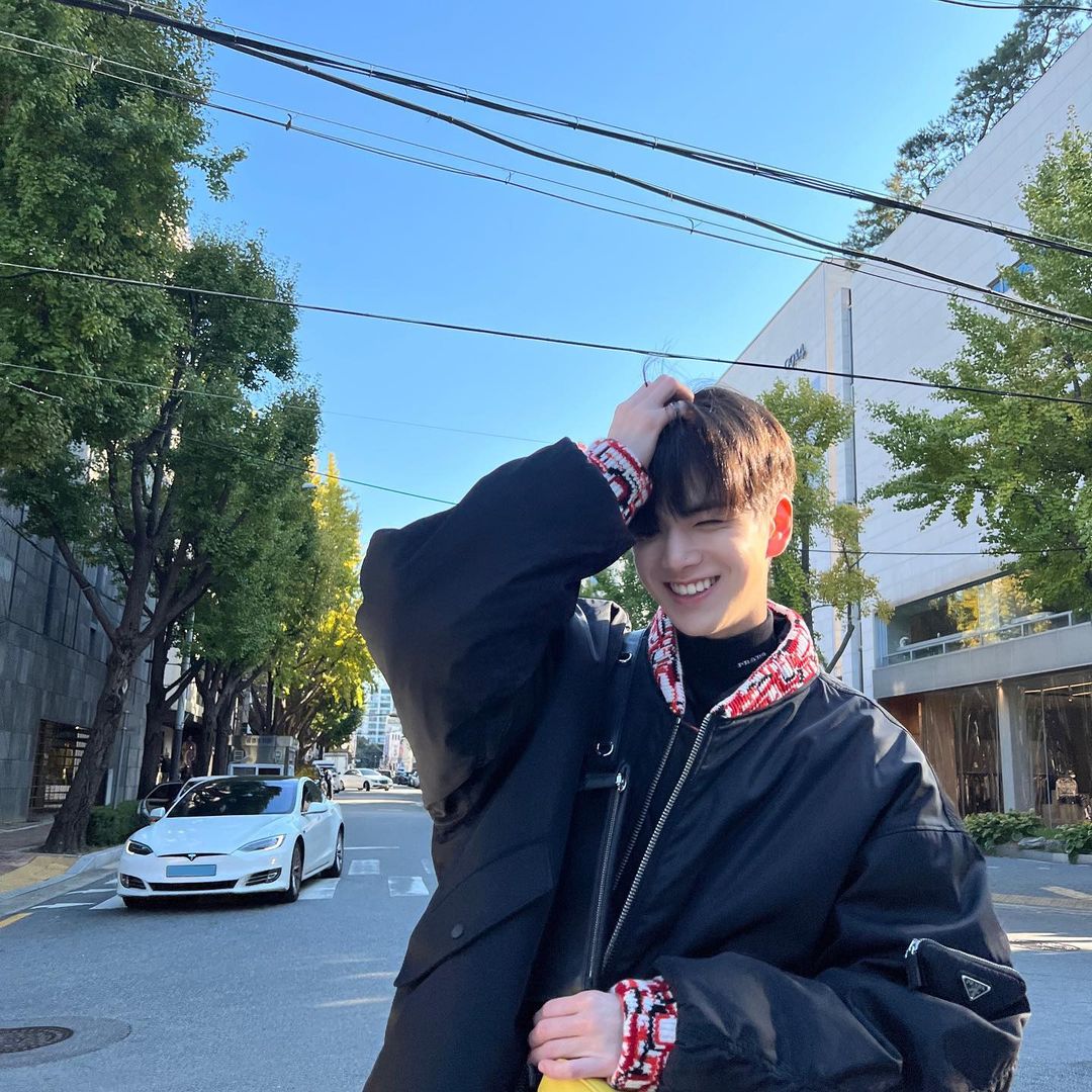 Youbghoon's tweet photo. Well, what can I say, I am indeed born a model. Model Younghoon to the rescue! Just put me on a random street and I will immediately be posing as if I'm your boyfriend. Isn't this what you guys call... boyfriend look? Boyfriend photos? I don't know... But you get what I mean! https://t.co/LTvzkabvBm