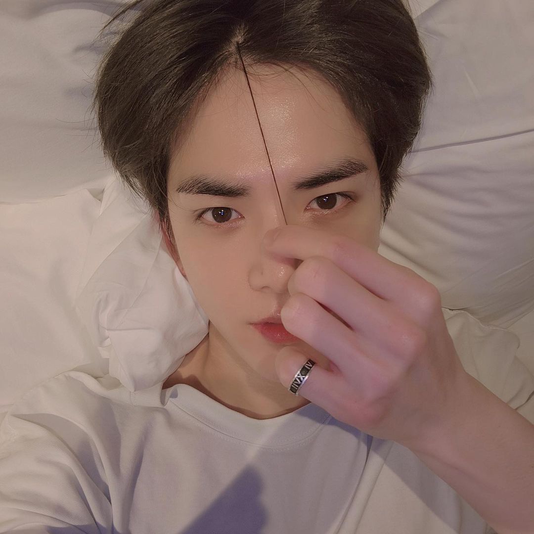 Youbghoon's tweet photo. Fukuoka was a lot of fun! Thank you sooo much for last night, The B. I love you all a lot! ❤️ But why does my t-shirt look exactly the same colour as the bedsheets?!? https://t.co/dq05aiU6tL