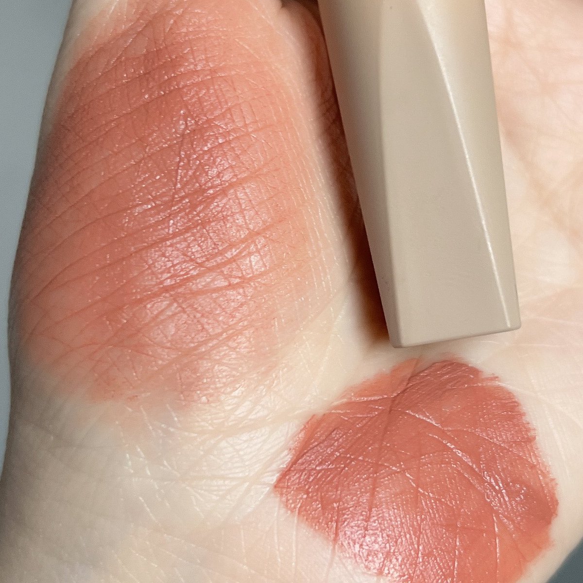 fonfondly's tweet image. ใครชอบลิปแมตต์เนื้อนุ่นเนียน แบบซอฟท์แมตต์ทาแล้วปากจะดูฟูขึ้นเพราะเก็บร่องได้ดีมากก ใครปากดำปากคล้ำคือปิดสนิทแน่นอน เบอร์ 03 เป็นโทนสีที่ใครทาก็ปัง เป็นนู้ดน้ำตาลที่ดูแพงมากกก แต่ราคาดีเกิ้นน ความติดทนกลางๆ เติมเอาจ้ะ