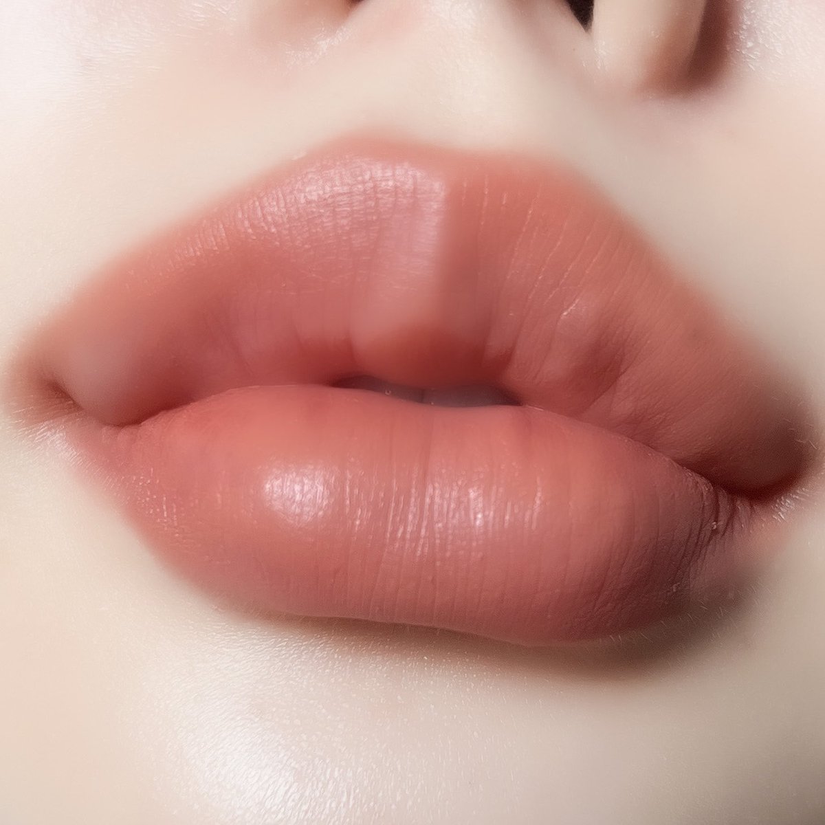 fonfondly's tweet image. ใครชอบลิปแมตต์เนื้อนุ่นเนียน แบบซอฟท์แมตต์ทาแล้วปากจะดูฟูขึ้นเพราะเก็บร่องได้ดีมากก ใครปากดำปากคล้ำคือปิดสนิทแน่นอน เบอร์ 03 เป็นโทนสีที่ใครทาก็ปัง เป็นนู้ดน้ำตาลที่ดูแพงมากกก แต่ราคาดีเกิ้นน ความติดทนกลางๆ เติมเอาจ้ะ