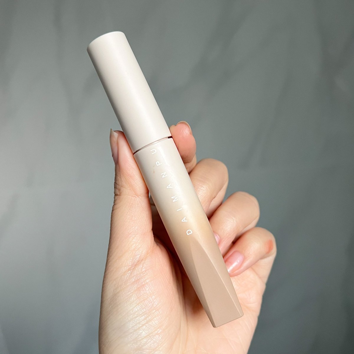 fonfondly's tweet image. ใครชอบลิปแมตต์เนื้อนุ่นเนียน แบบซอฟท์แมตต์ทาแล้วปากจะดูฟูขึ้นเพราะเก็บร่องได้ดีมากก ใครปากดำปากคล้ำคือปิดสนิทแน่นอน เบอร์ 03 เป็นโทนสีที่ใครทาก็ปัง เป็นนู้ดน้ำตาลที่ดูแพงมากกก แต่ราคาดีเกิ้นน ความติดทนกลางๆ เติมเอาจ้ะ