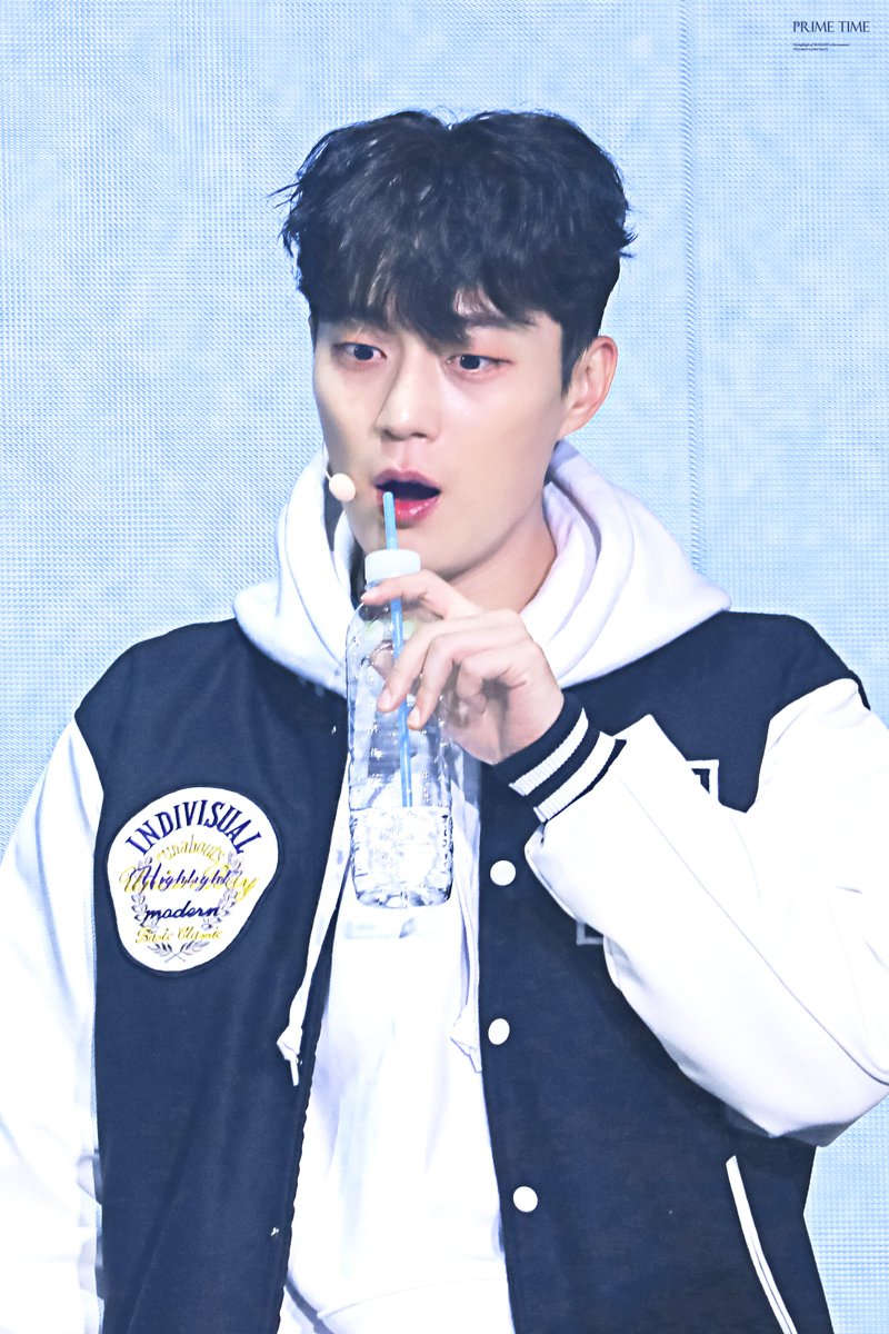 PT_DJ74's tweet photo. 221015 하이라이트 팬콘 

공 따라가는 눈동자 👀 

#하이라이트 #윤두준 https://t.co/wS9RC8JkhR