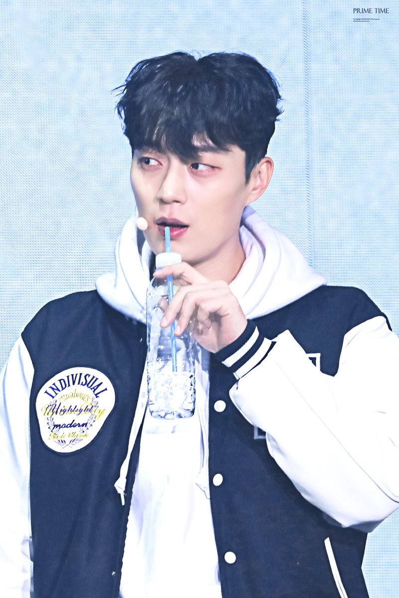 PT_DJ74's tweet photo. 221015 하이라이트 팬콘 

공 따라가는 눈동자 👀 

#하이라이트 #윤두준 https://t.co/wS9RC8JkhR