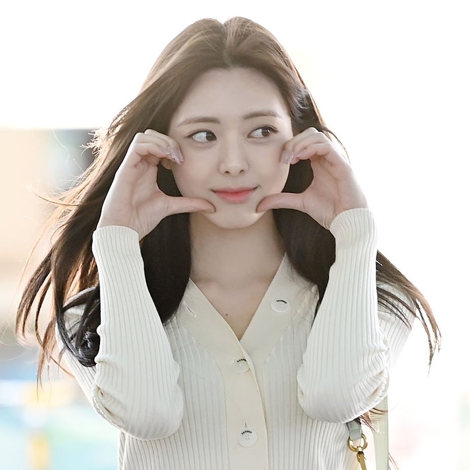 ITZYelite's tweet photo. 221024 #ITZY ICN Airport Departure
#있지 @ITZYofficial #YUNA 

😍 https://t.co/R1hck1c6kz