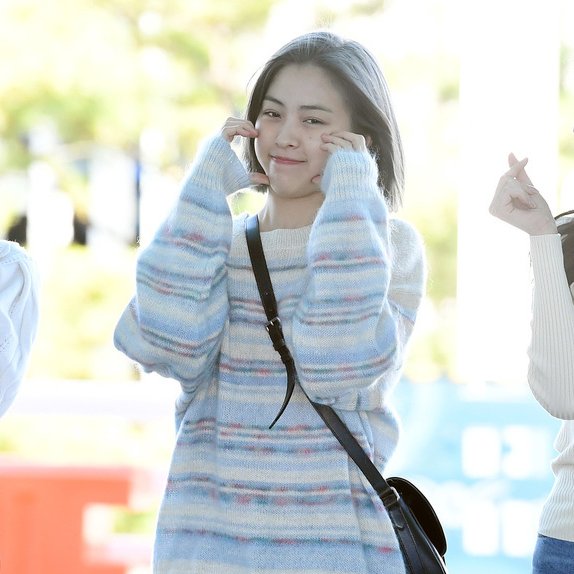 ITZYelite's tweet photo. 221024 #ITZY ICN Airport Departure
#있지 @ITZYofficial #RYUJIN 

🫶 https://t.co/N5ugqIG3Zy