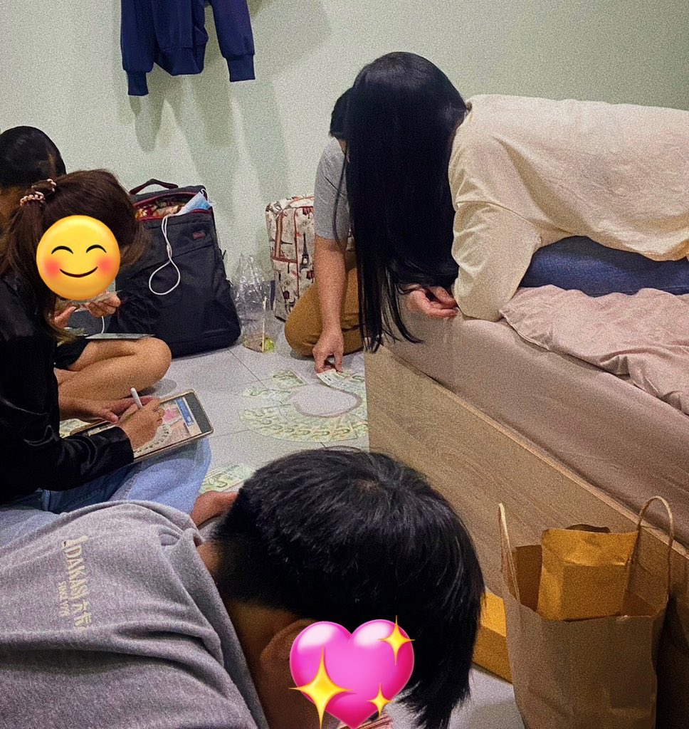 zUsoonDm's tweet photo. จารึกชีวิตตัวเองค่ะ สู้ชีวิตตั้งแต่วันแรก 
ไม่คิดว่าจะวางแผนจริงจังขนาดนี้ สองทุ่มถึงตีห้า ตื่น8โมงมานั่งเก็บรายละเอียด ครั้งแรกเหมือนกันที่ทำอ���ไรแบบนี้ !!! ขอโทษที่สวยได้แค่นี้ ที่ไม่อยากจ้างร้านอยากรู้ไงว่าตัวเองจะทำได้เก่งเหมือนปากไหม สรุปขิตนั่งหลับในงาน https://t.co/vzit2wQ6CP