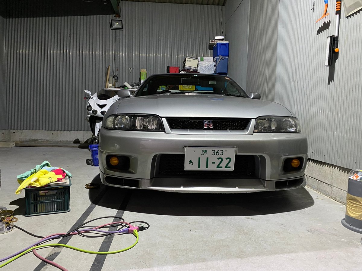 full_stage's tweet photo. 拡散願います、お力添え願います。
お客様GTRが盗難されました。情報あれば知らせて下さい。
BCNR33 GT-Rシルバー
堺363ち 11-22
フレーム番号、BCNR33-021860
前期型に後期ヘッドライト、TE37ホイル、柿本マフラー、パワーFCコマンダー付。
大阪府堺市美原区のガレージから盗難された模様。 https://t.co/yuxCwnaK9j
