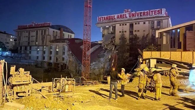 Küçükçekmece'de, bir konut şantiyesinin istinat duvarının çökmesi sonucu, bitişiğindeki özel üniversitenin 3 katlı binası da çöktü, üniversitenin ana binasında da büyük hasar oluştu. can kaybı yaşanmadı. t.me/tr_sputnik/491…