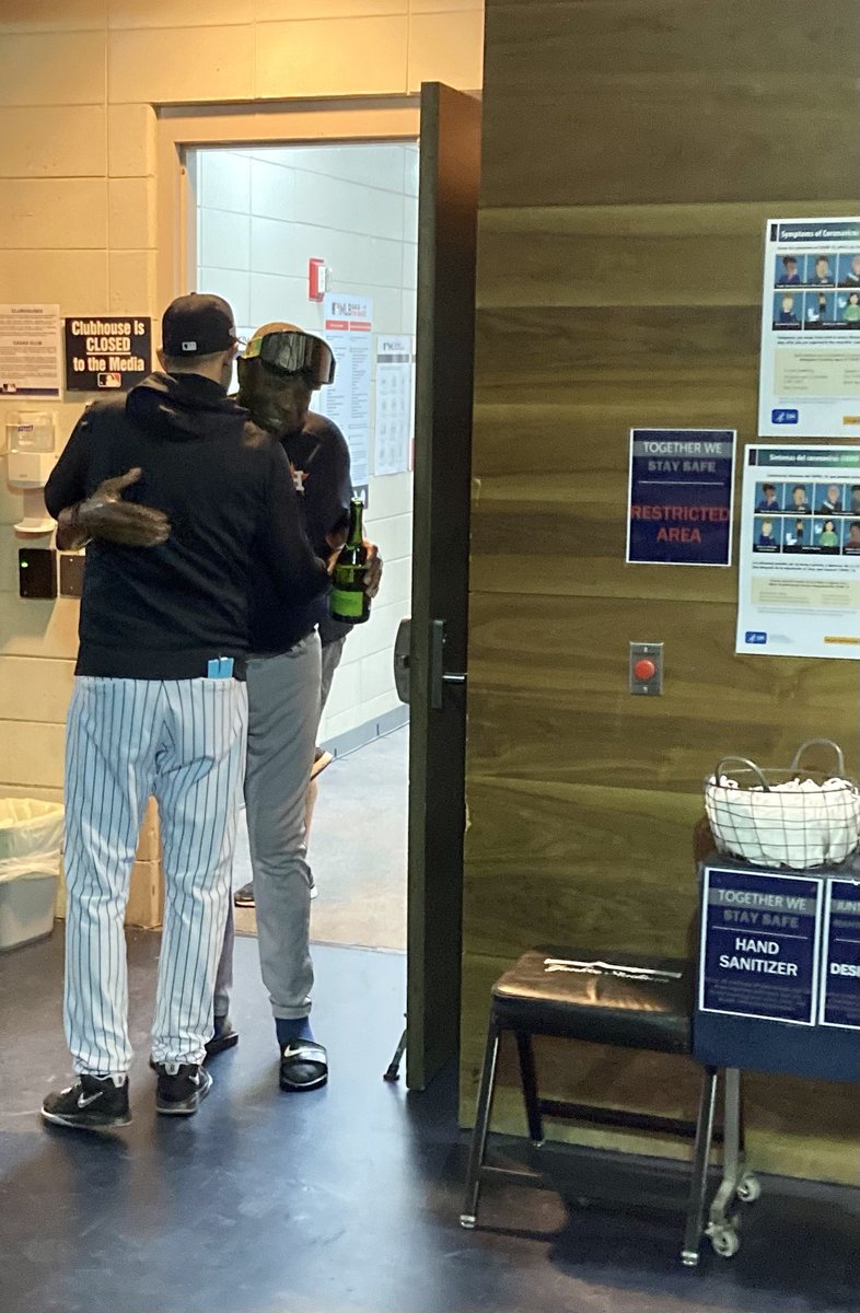 Aaron Boone waited outside of the Astros locker room to congratulate Dusty Baker (via @ChronBrianSmith)