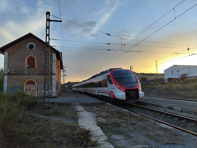 Renfe's tweet photo. Buen día.
Bon dia.
Egun on.
Bo día.
#Felizlunes y #felizsemana

(Fotografía cortesía de Blog Ferroviario, @BlogFerroviario. Muchas gracias.) https://t.co/7HuaZty0tQ