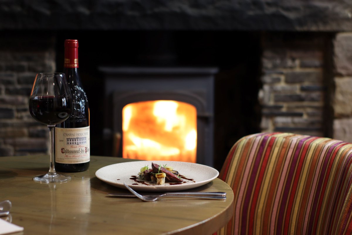 Come in and rest your weary Monday legs. Stretch out by the fine, select a good red wine, and maybe some locally-shot game, with apple, turnip and blue cheese. Now... doesn't that feel good? loom.ly/Q_kE0tc #ExpectExtraordinary #GreatEnglishInns