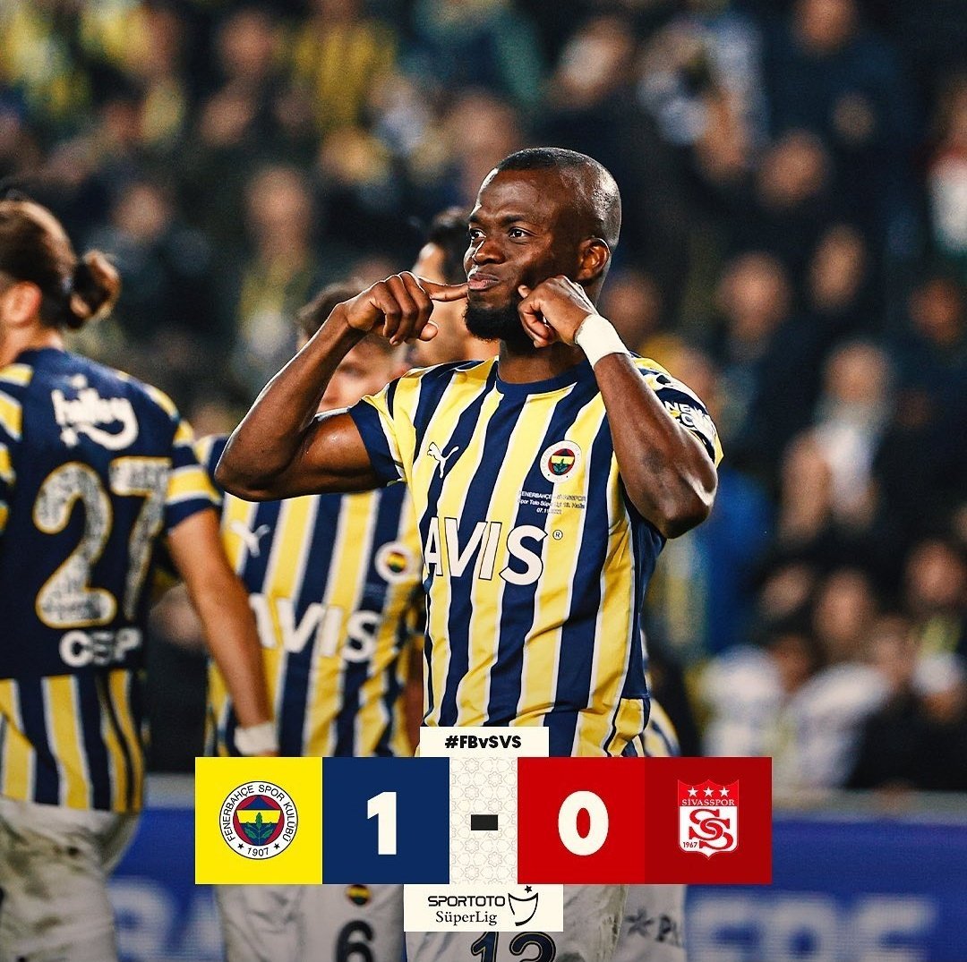 FENERBAHÇE 10 KİŞİ KALIYOR HAKEM ELİNDEN GELENİ YAPIYOR YENİLMEMIZ İÇİN AMA GS LİLER YİNE AĞLIYOR. HAZIMSIZLAR İNSAN BİR TEBRİK EDER .