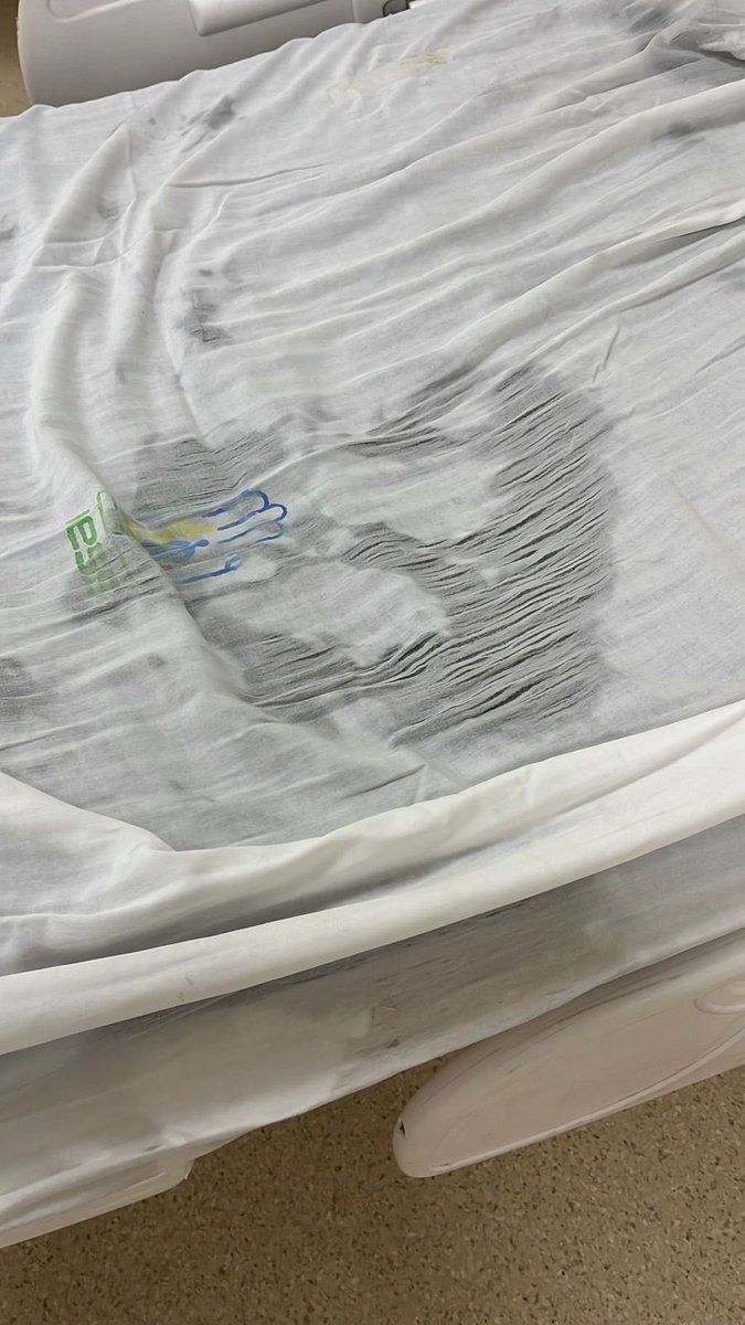 dayannamonroy's tweet photo. Los trabajadores del hospital @IESSec Ceibos deben hacer colectas para comprar esparadrapos y resmas de papel.

En el hospital NO hay.

Ahora, los directivos están investigando a los trabajadores q denunciaron. 

NO los persigan, mejor reduzcan el desabastecimiento.

@@Salud_Ec https://t.co/Wzynf1h1gw