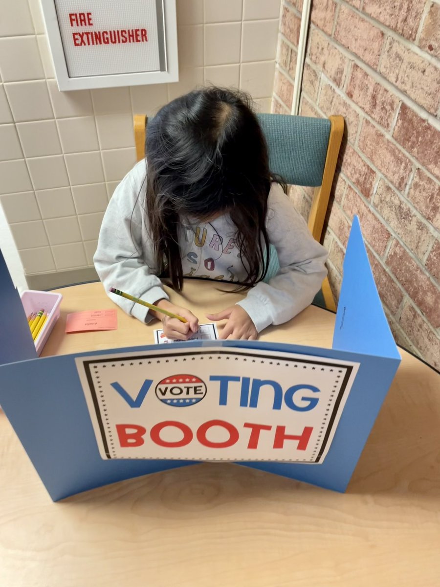 MrsTCandelario's tweet photo. It was Election Day in our classroom! Chocolate always win! 🍫 😋 @kingsparklions https://t.co/sBksOvrXng