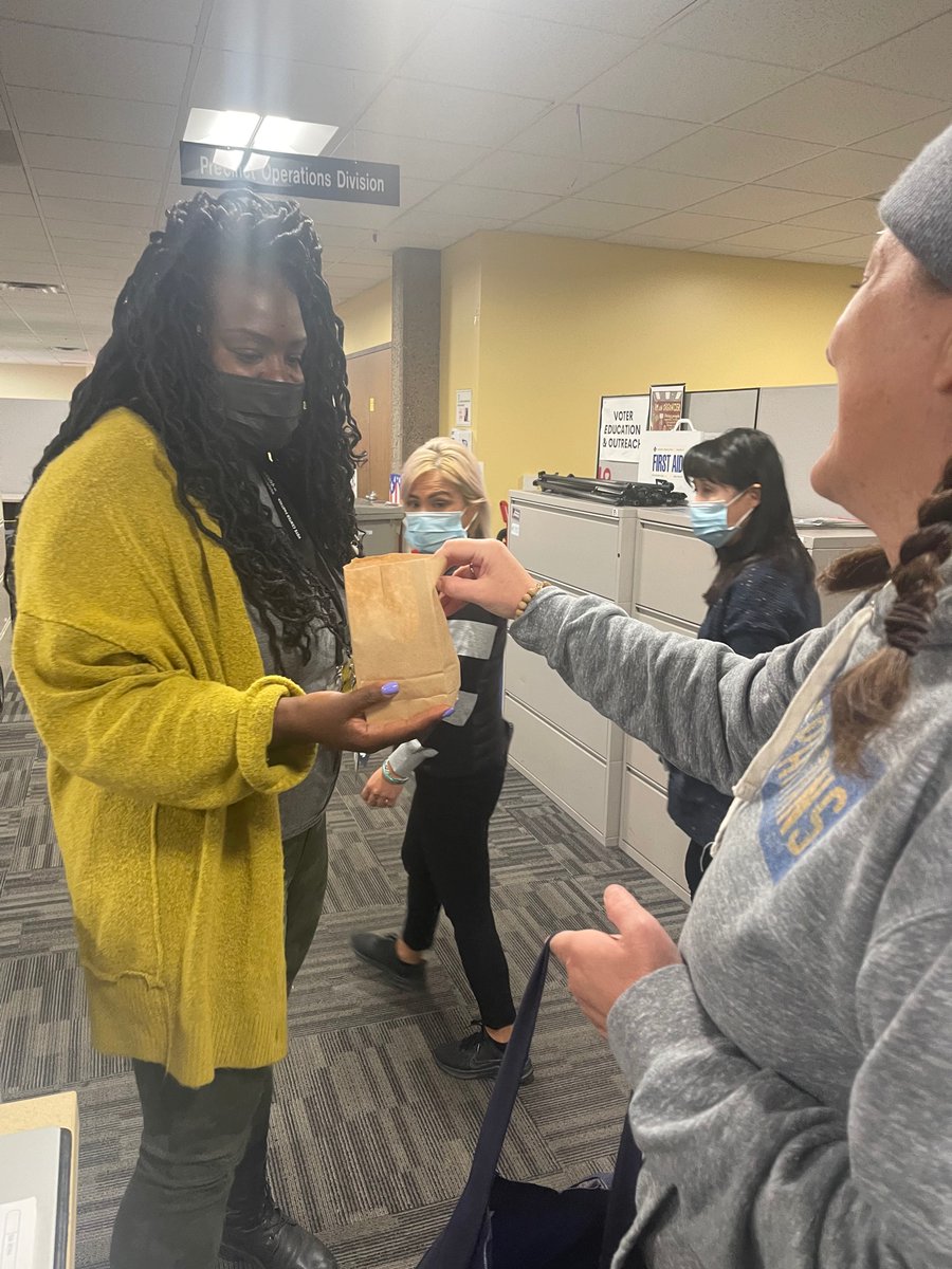 SJSUvotes's tweet image. Thank you to the election workers who protect democracy! We brought candy and thank you notes to the ROV office for #ElectionHeroDay! #sjsuvotes @sccvote @sjsu