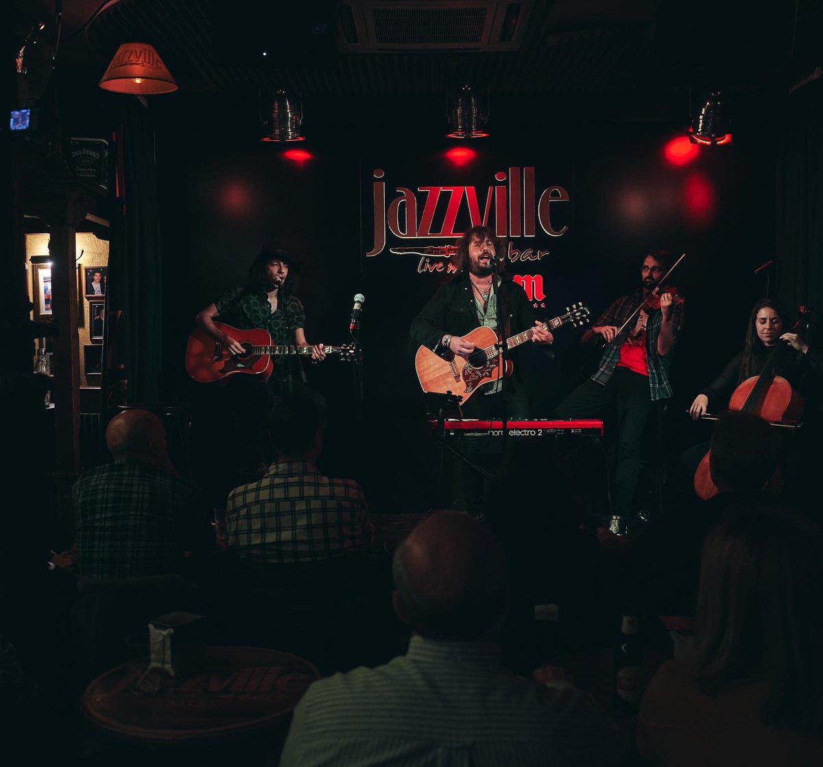 🫀GRACIAS

Poco más puedo decir todavía de todo lo que nos pasó el sábado en <a href="/JazzvilleCafe/">Jazzville Café</a> .

Primera piedra de toque de “Cantautores tierra adentro” y fecha marcada en el corazón.

Pronto os contamos cuándo nos vemos de nuevo.

<a href="/florynata/">Flor y Nata Records</a> 
<a href="/grancanonmgmt/">GRAN CAÑÓN Management</a> 

#concierto #musica