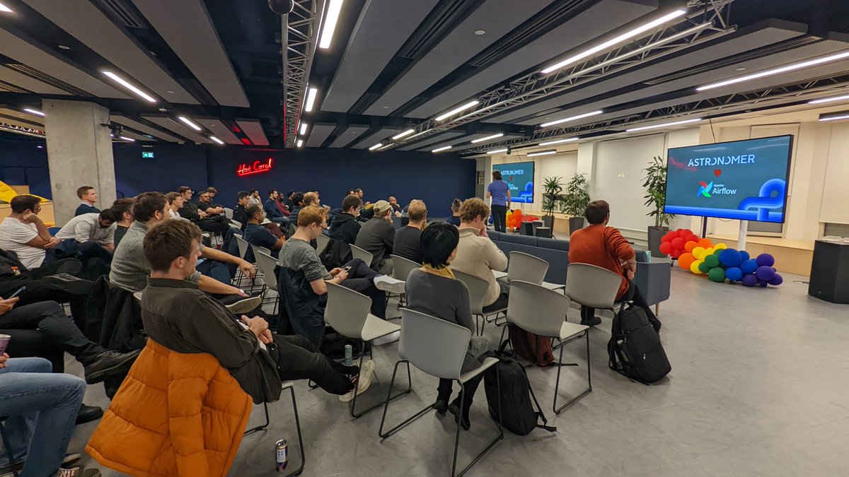 The first @ApacheAirflow London meet-up talk, from @AshBerlin , just started! Thanks to @monzo for hosting the event this night