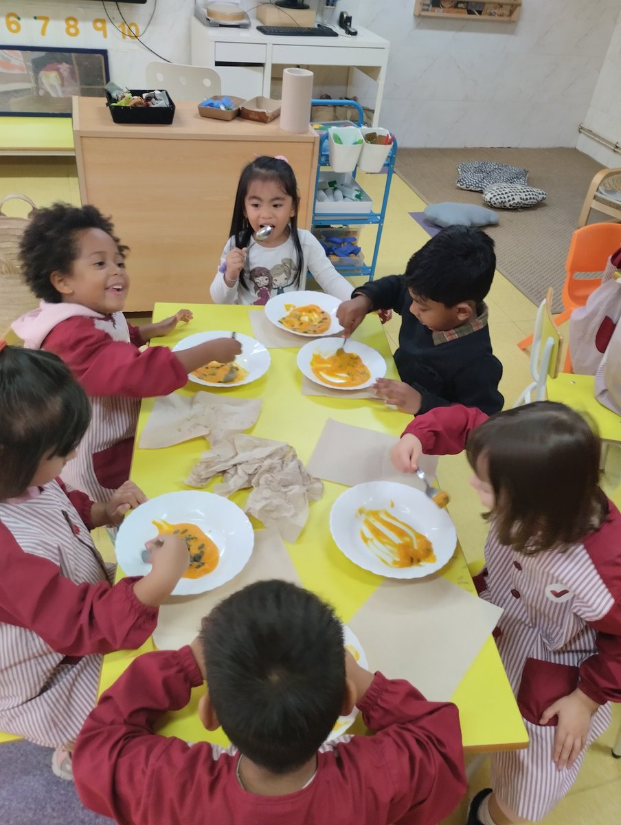 vedrunaangels's tweet photo. I4 super contents i agraïts!
Aquest matí, tallers de cuina saludable amb carbassa, a càrrec de 4 famílies.
Un menú de primera!
CREMA DE CARBASSA I PUMPKIN MUFFINS.
#projectescompartitsfamiliaescola #escolaoberta #projectesglobalitzats #infantil https://t.co/vCdiNURMT5