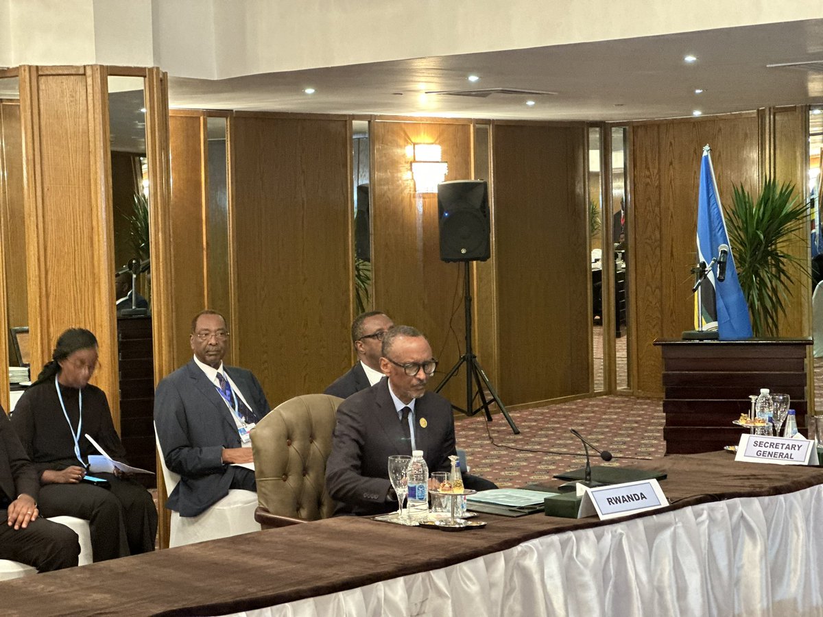 PatrickMuyaya's tweet photo. #RDC : En marge de la #COP27, @LukondeSama représente le PR #Tshisekedi à la réunion consultative de haut-niveau des Chefs d’état de la Communauté de l’Afrique de l’Est @jumuiya sur la situation sécurité à l’est de la #RDC #SharmElSheikh https://t.co/ZD4OK1wIMi