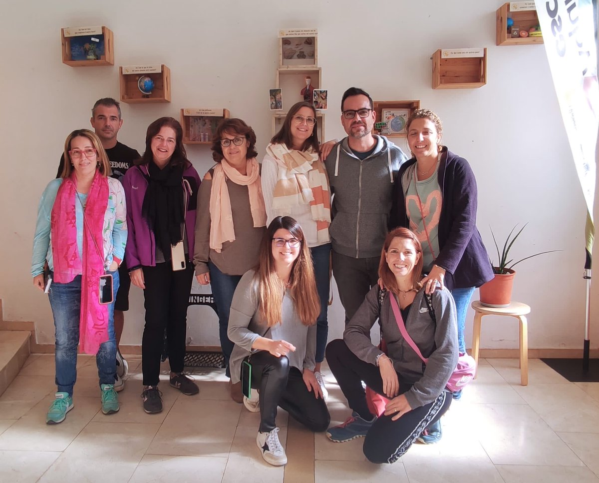 EscolaTanit's tweet photo. Avui ens han visitat mestres 👭👫 de l'escola Pompeu Fabra de Lloret.
Hem pogut compartir 🔈 amb elles el nostre projecte educatiu, on la #ciència 🔬és l'eix vertebrador, els #ambients, els #espais i les #capses problemes i d'aprenentatge, segons els cursos dels infants. https://t.co/qghB7qnNb6