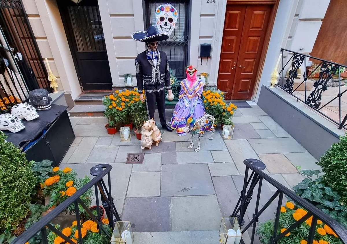 astro_Michaela's tweet photo. #halloween #halloweeninnewyork #allsaintsday #AWomanFromMars #MichaelaMusilova #analogastronaut #astronaut #space #womeninstem #womeninspace #astrobiologist #NewYork #FallinNewYork https://t.co/qq8gYTT3qJ