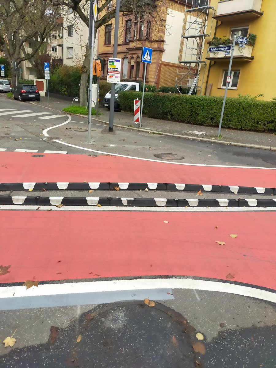 Kurierprinzess1's tweet photo. Was ist denn hier passiert?? Die steinernen #Pylonen sind weg! Warum?? https://t.co/vijC9byvGI