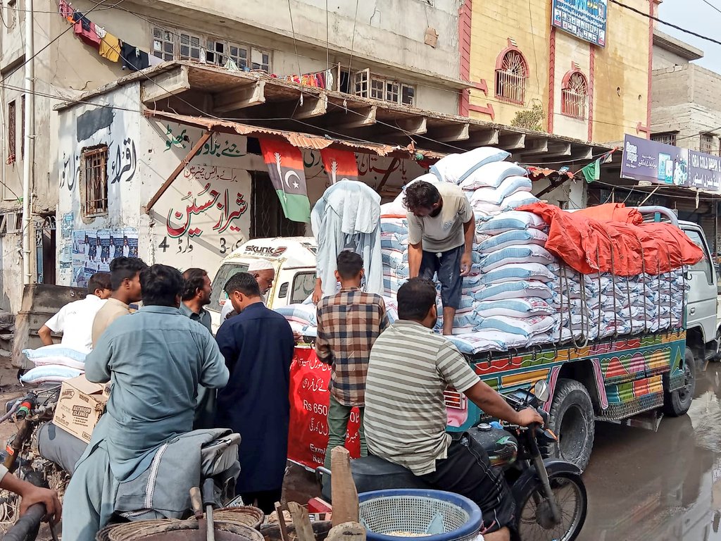 TEAMALIRASHIDP1's tweet photo. ناصر کالونی یوسی3ضلع کورنگی میں عوام کی درخواست پر سرکاری قیمت پر آٹےکا ٹرک بھیجنے پر سابق ایم این اے اور جنرل سیکرٹری پیپلز بزنس فورم سندھ علی راشد کاشکریہ
#TeamAliRashid 
@BBhuttoZardari @Faryal_TalpurPK @SaeedGhani1 @SyedNasirHShah @AliRashidPPP @WaqarMehdiPPP1 https://t.co/7bFBN24VVV