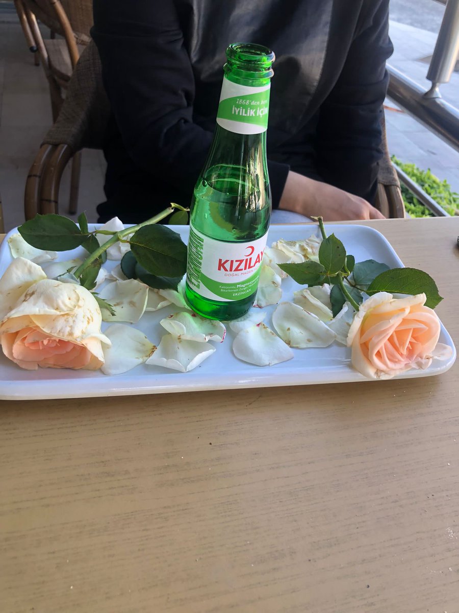 hahahande's tweet photo. şehirlerarası dinlenme tesisinde verilen çayların coşkulu sunumunu sizlerle de paylaşmak isterim ahshdhsj 🌼🌾 https://t.co/OSr6Zv9Qro