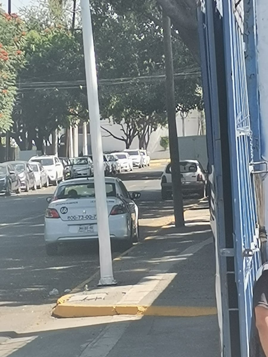 a_imprecentro's tweet photo. @FisgonPoliticoJ ESTACIONADOS EN LINEA AMARILLA, EN CALZADA LAS PALMAS https://t.co/1Thqvsx1bX