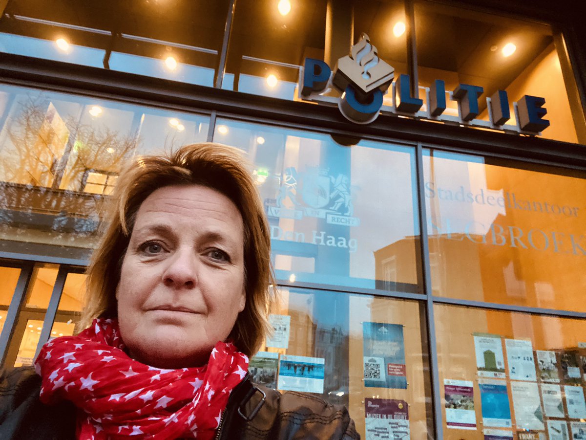 Aarzel niet en meld vuurwerkoverlast direct via 0900 8844 aldus teamleider politie Segbroek zojuist tijdens mijn 10- minuten-gesprek in stadsdeelkantoor. Een WhatsApp-nummer zou wellicht ook een idee zijn? <a href="/POL_Segbroek/">Politie Basisteam Segbroek</a> <a href="/WA_Segbroek/">Wijkagent Jan Willem Pasman</a> <a href="/POL_TC_Segbroek/">Teamchefs Segbroek</a> #vuurwerk #vuurwerkoverlast