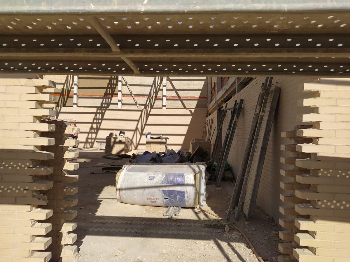 Hemos visitado las obras de ampliación del instituto.

Según ha indicado al Director el Director de Área Territorial, <a href="/Enrique_G_L/">Enrique Gutiérrez López</a>, estará terminado en 2 meses quitarán los barracones para el curso que viene y en cuanto entreguen esta fase empiezan la tercera

#InstitutoBercialYA