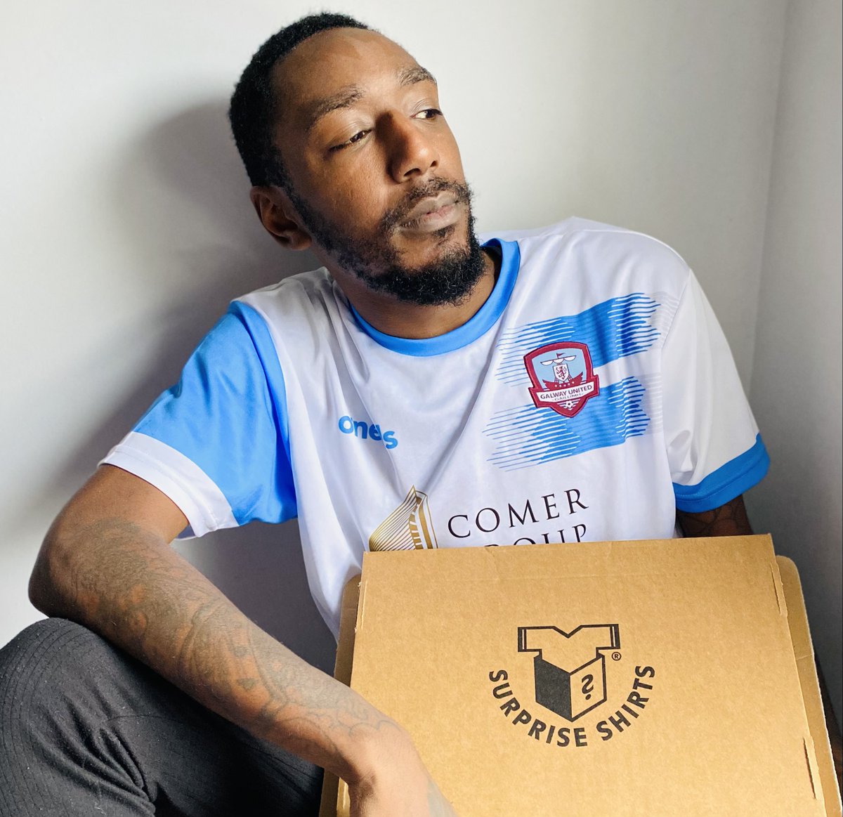 So I’ve teamed up with Surprise Shirts to giveaway a copy of FM23 ahead of the launch tomorrow! 👀

♻️ Retweet
✅ Follow <a href="/RdfTactics/">RDF Tactics</a> &amp; <a href="/SurpriseShirts/">Surprise Shirts</a>

That’s it! Good luck...

Ps. If my YT career goes wrong I'll definitely try modelling next lol