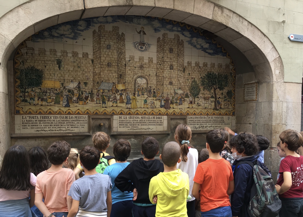 EscolaHoritzo's tweet photo. El grup Elmer (8 anys) i el grup Tintín (9 anys) estem fent d'historiadors i d' historiadores i viatgem al passat per aprendre dels romans i com van viure a Barcino. https://t.co/tsCnKIOG7v