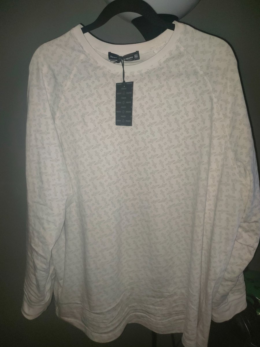 makhh's tweet photo. Shirts = 100% cotton.
Hats = 100% polyester

Shirts are a little bit oversized (looks &amp; feels really good to wear)
Hats dont fit my big head but they fit the balloon in the picture. (do with this information what you will) https://t.co/hCKizU3FVn