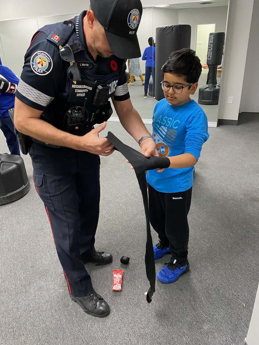 A great time assisting the NCO’s of Kingsview Village the Westway with their Youth boxing program! @TPS23Div @TorontoPolice #community #youth @Khan23Div
