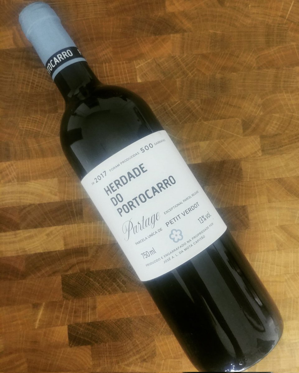 Think Petit Verdot is a beast? Often, sure. But along the Portuguese coast in the hands of a nuanced winemaker, it can be an absolute ballerina. Downright smitten with this poised, elegant charmer.
#PortugueseWine #Portugal #PeninsulaDeSetubal #Setubal #SetubalWines #PetitVerdot