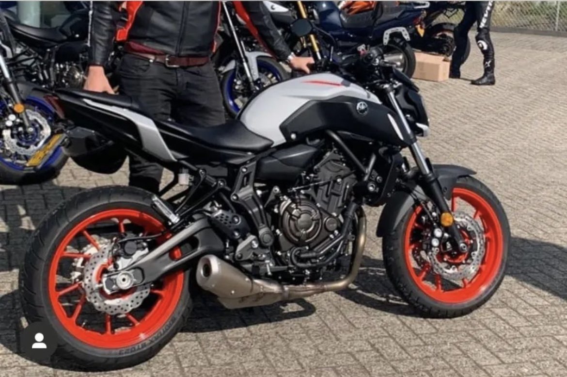 Help jij mee zoeken? Motor Yamaha MT 07 met kenteken 41-MN-FX vandaag voor de deur gestolen in de Casimirstraat te Delft. Is van mijn nog studerende neef. Heb je iets gezien? Geef het dan door aan de politie 0900-8844. Delen is lief #gestolenmotor #yamaha #delft #durftevragen
