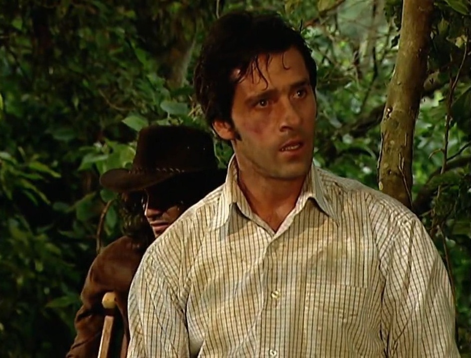 PasdeGavilanes's tweet photo. #PasiónDeGavilanes #GavilanesNova #PDG116 Dínora se ve obligada a admitir que están perdidos en la selva. https://t.co/HsQVzazWrI