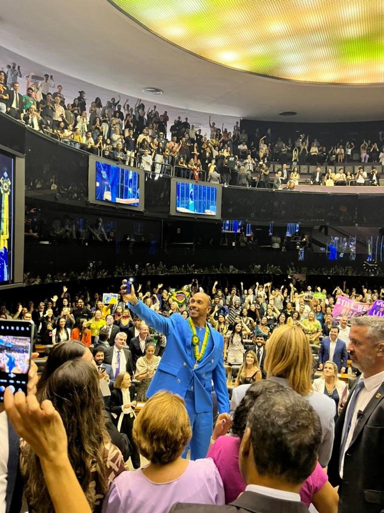 samiabomfim's tweet photo. Lewis Hamilton recebe hoje na Câmara dos Deputados o prêmio de cidadão honorário do Brasil. O multi campeão é um exemplo de cidadão e atleta, sempre lutando contra o racismo e preconceito, além de ser uma voz ativa pela preservação da Floresta Amazônica. https://t.co/fWQAU2GeZB