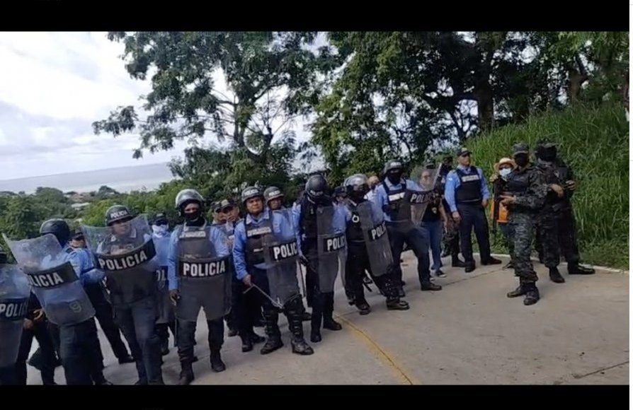 RedDefensoras's tweet photo. #AgresionesContraDefensoras #OFRANEH
2. Varias defensoras fueron golpeadas y empujadas por miembros de la Policía. 
3. A la defensora Melissa Martínez le quitaron su celular cuando estaba documentando la situación, por presión de la comunidad la policía le regresó su celular. 2/3 https://t.co/CrnvicCTUi