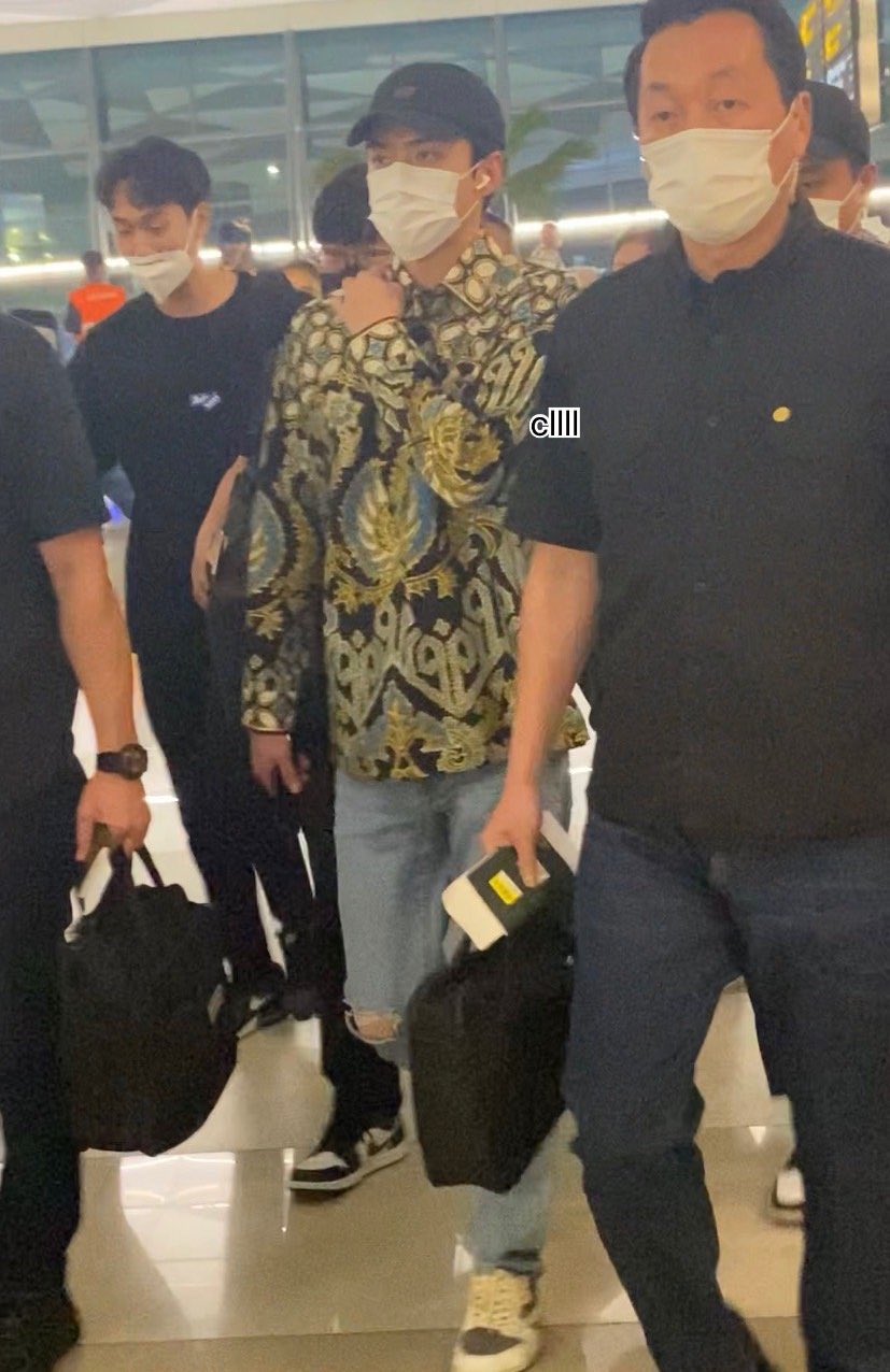쉰花 ❄️ on X: "Sehun wearing a batik shirt at CGK Airport on his way back to  Seoul‼️✈️🇰🇷 https://t.co/RorJceAKaw" / X