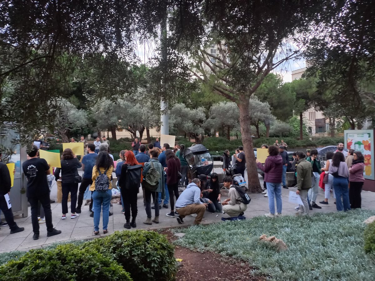 "المجد للمعروفين بنضالهم للمجهولين"
من الوقفة امام السفارة البريطانية في بيروت لأجل الحرية لعلاء وجميع المعتقلات والمعتقلين
#FreeAlaa 
#SaveAlaa