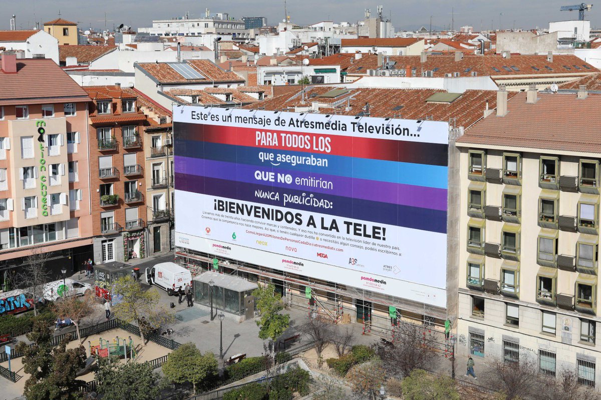 _jorgegallardo's tweet photo. Anuncios en Netflix y Disney+, canales lineales, La Segunda División de La Liga en Amazon… ¡Bienvenidos a la tele! 🙌🏻🙌🏻🙌🏻 ¡Pedazo de pancarta de #Atresmedia en la plaza Pedro Zerolo! 📺😂 https://t.co/r6muc2aZlR