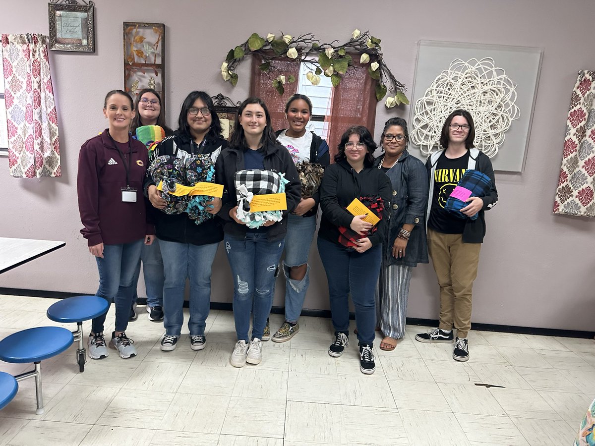 StephRenee40's tweet photo. CHS Key Club had a great time making blankets to donate to the Mission House! #chsok #cpsreds https://t.co/IjuG4j8HXV
