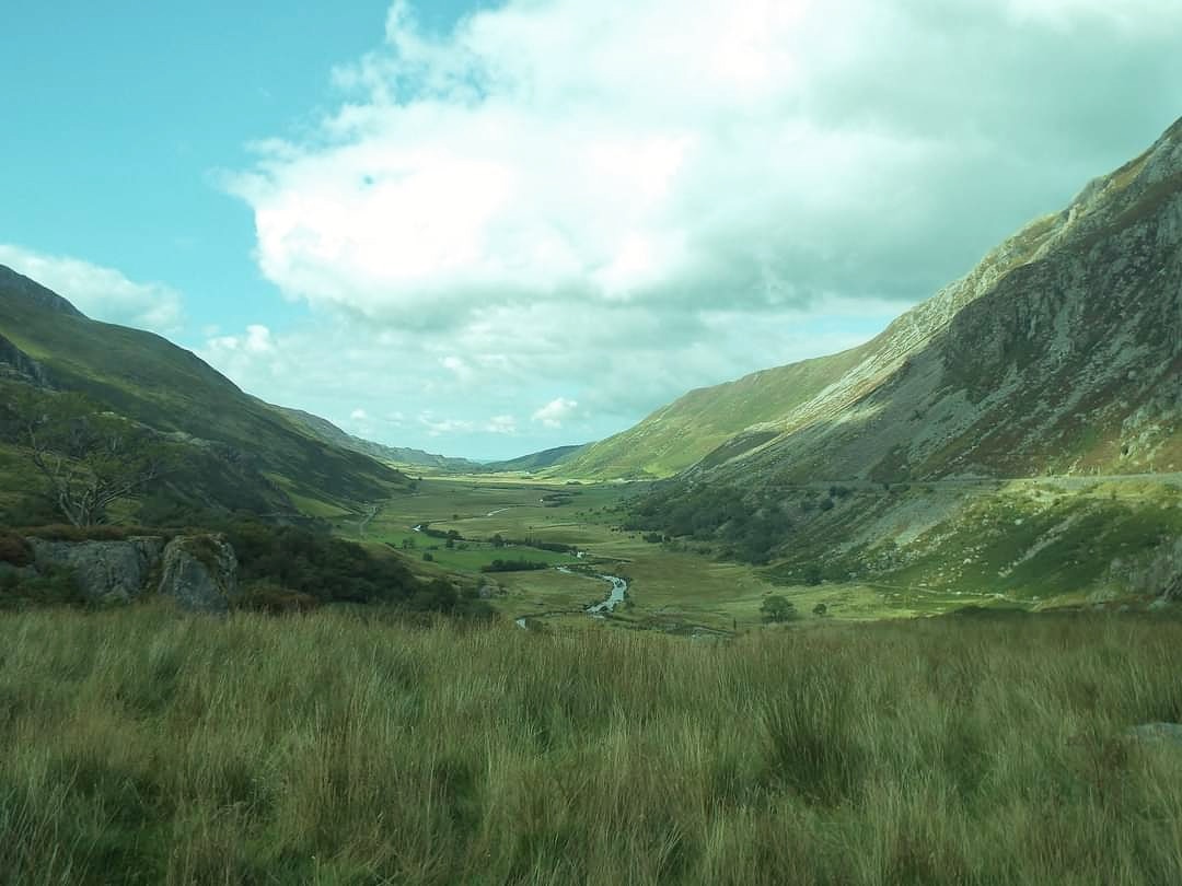 dvk0368's tweet photo. #meanderingmonday the view from the minibus in the Ogwen Valley area on the Busybus trip on 20th September 2022 @busybus #ogwenvalley #snowdonianationalpark #northwales #wales #busybus #hills #valley #landscape #scenery #view https://t.co/VQeZWfMlJs
