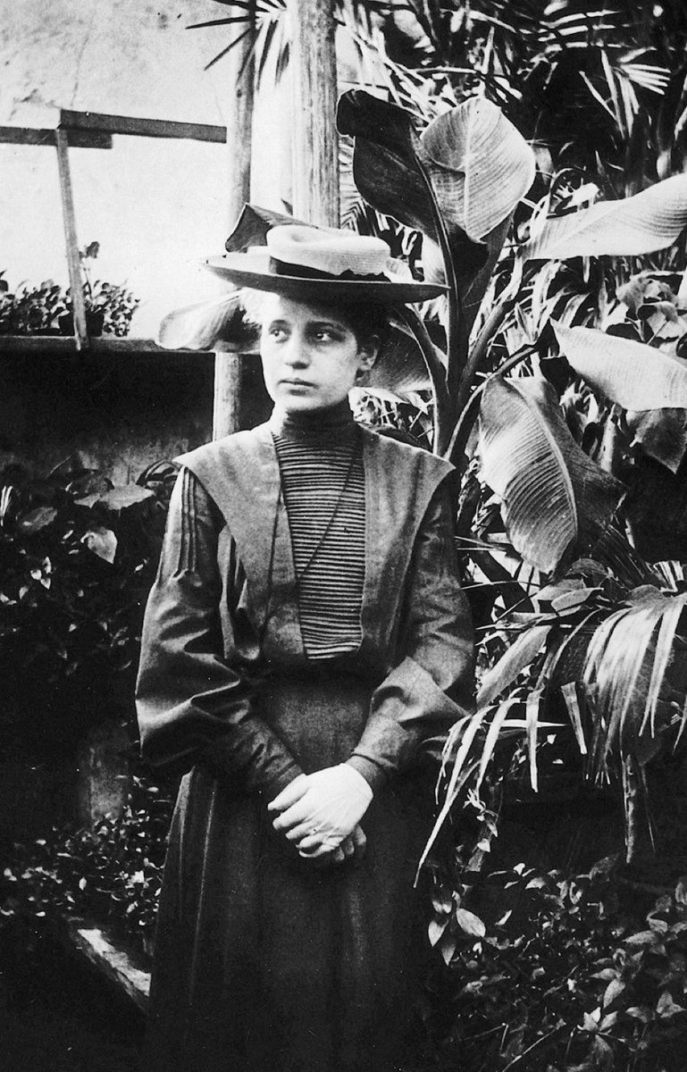 Physicist Lise Meitner was born #OTD in 1878. She discovered fission in uranium with Otto Frisch, and was the first person to understand both its mechanics and implications.

Image: Atomic Heritage Foundation (photographer unknown)